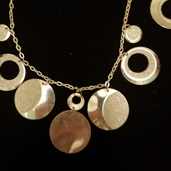 Silver tone necklace with 2 pairs of earing set - Picture 2 of 8